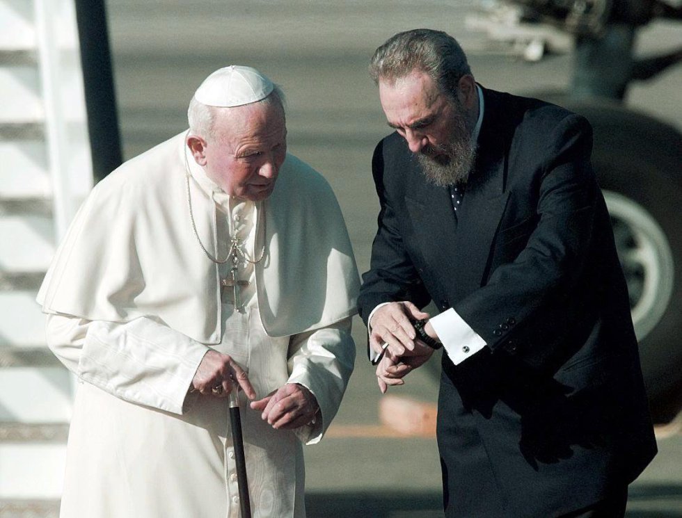 Fidel Castro mira su reloj mientras camina con el Papa Juan Pablo II en el aeropuerto internacional José Martí de La Habana, el 20 de enero de 1998.
