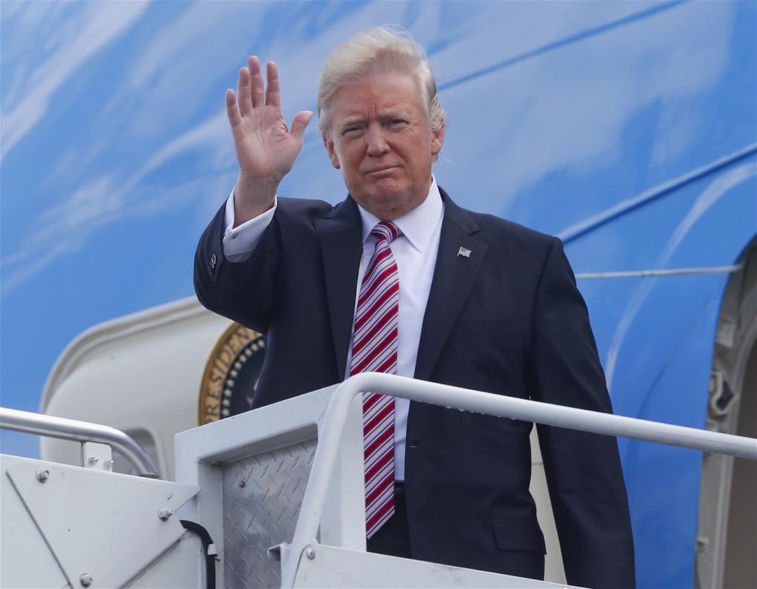 Trump saluda desde el avión presidencial.